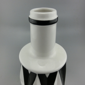 fekete-fehér szögletes váza