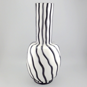 nagy fehér kerámia váza fekete kézzel festett vonalakkal