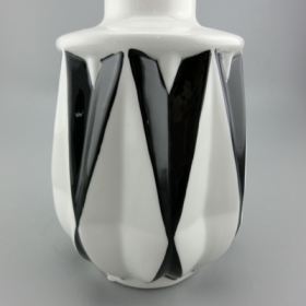 fekete-fehér szögletes váza