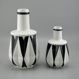 Kína fekete-fehér szögletes váza gyártó