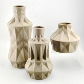 barna geometrikus kerámia váza