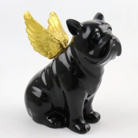 fekete kutya szobor arany szárnyaival